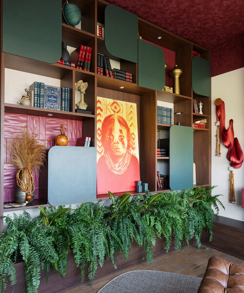Verde na decoração: por que a cor saiu dos vasos e ocupou a arquitetura