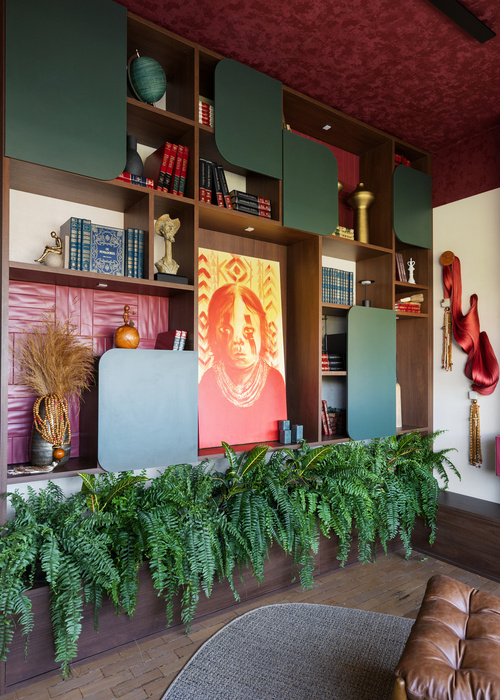 Verde na decoração: por que a cor saiu dos vasos e ocupou a arquitetura